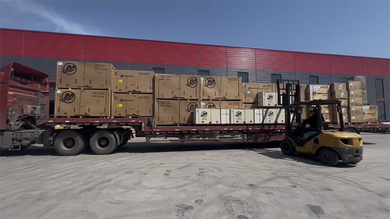 Hai xe tải của động cơ thủy ngân nhập khẩu đã đến Công ty Lawada®!