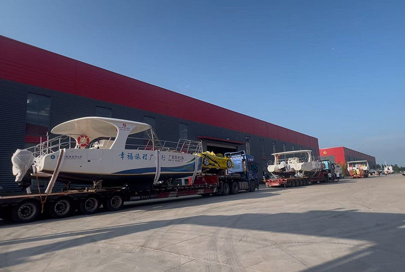 LAWADA cung cấp ba tàu hai thân, hai ô tô thể thao dưới nước và hai ván trượt phản lực cho các điểm ngắm cảnh