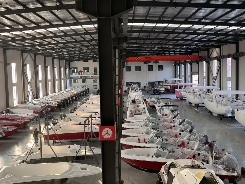 Du thuyền Lawada® sẽ cung cấp 42 bộ thuyền cao tốc được chế tạo riêng, được thiết kế đặc biệt cho điều kiện nước của núi núi BIJIA.